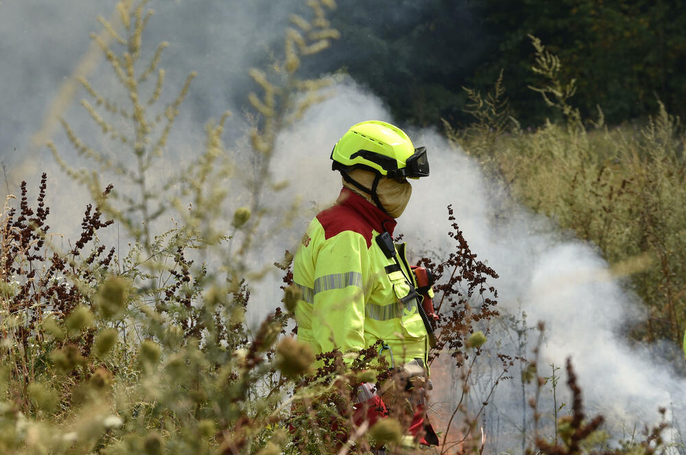 <p>Kritično je tokom dana bilo i u Kučima, na Topolovu u Danilovgradu, ali i u rejonu Petrovića i Banjanima u Nikšiću</p>  <p>"Biće međunarodne pomoći uvijek, ali mi se moramo pripremiti. Znate kako, kad nešto prođe, ne sjeća ga se niko više i to je u našoj ljudskoj prirodi”, kazao je “Vijestima” Željko Šušović iz Kopilja</p>