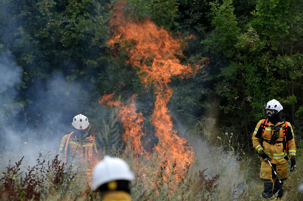 <p>Kritično je tokom dana bilo i u Kučima, na Topolovu u Danilovgradu, ali i u rejonu Petrovića i Banjanima u Nikšiću</p>  <p>"Biće međunarodne pomoći uvijek, ali mi se moramo pripremiti. Znate kako, kad nešto prođe, ne sjeća ga se niko više i to je u našoj ljudskoj prirodi”, kazao je “Vijestima” Željko Šušović iz Kopilja</p>