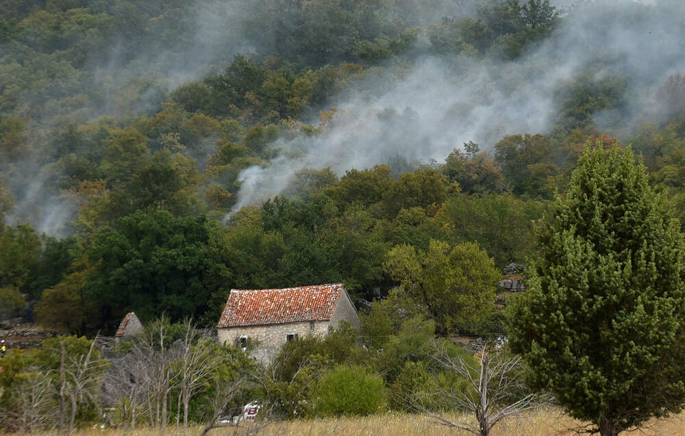<p>Kritično je tokom dana bilo i u Kučima, na Topolovu u Danilovgradu, ali i u rejonu Petrovića i Banjanima u Nikšiću</p>  <p>"Biće međunarodne pomoći uvijek, ali mi se moramo pripremiti. Znate kako, kad nešto prođe, ne sjeća ga se niko više i to je u našoj ljudskoj prirodi”, kazao je “Vijestima” Željko Šušović iz Kopilja</p>