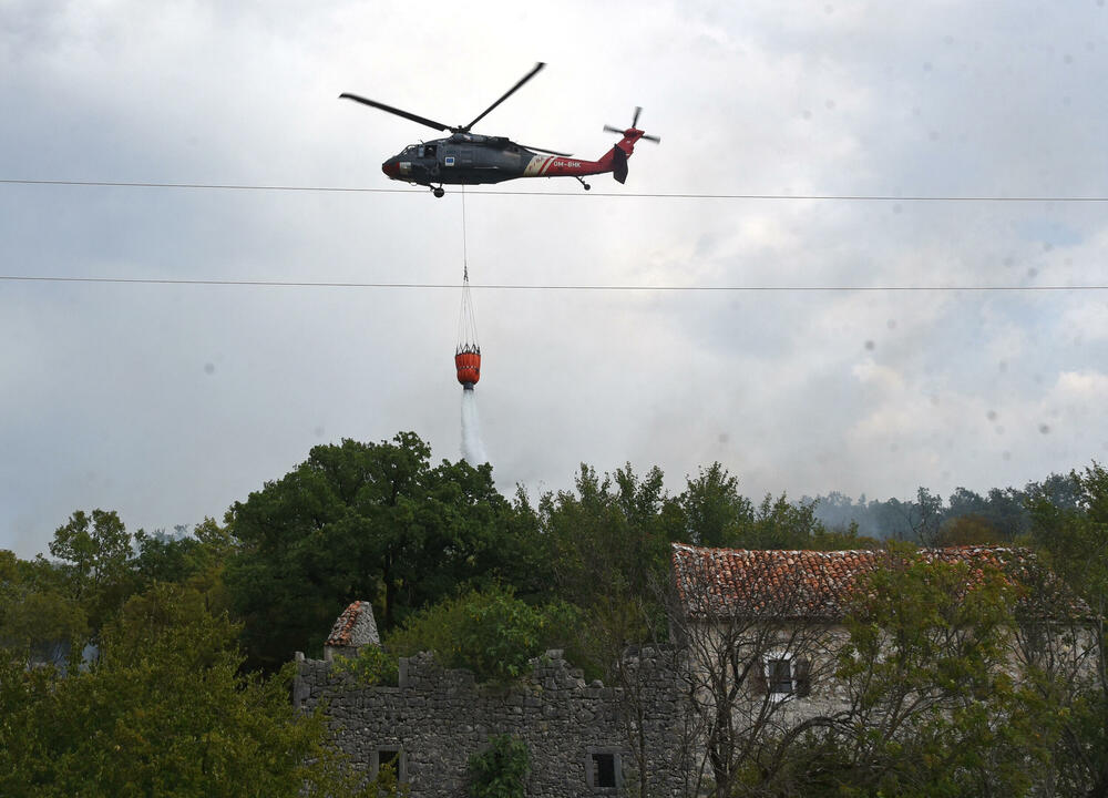 <p>Iz Direktorata za zaštitu i spasavanje MUP-a, "Vijestima" su nezvanično kazali da je vjetar aktivirao požare u Piperima i Kučima</p>