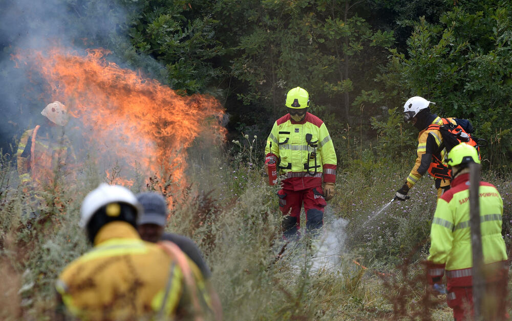 <p>Kritično je tokom dana bilo i u Kučima, na Topolovu u Danilovgradu, ali i u rejonu Petrovića i Banjanima u Nikšiću</p>  <p>"Biće međunarodne pomoći uvijek, ali mi se moramo pripremiti. Znate kako, kad nešto prođe, ne sjeća ga se niko više i to je u našoj ljudskoj prirodi”, kazao je “Vijestima” Željko Šušović iz Kopilja</p>