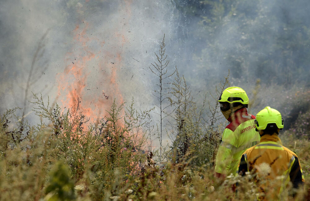 <p>Kritično je tokom dana bilo i u Kučima, na Topolovu u Danilovgradu, ali i u rejonu Petrovića i Banjanima u Nikšiću</p>  <p>"Biće međunarodne pomoći uvijek, ali mi se moramo pripremiti. Znate kako, kad nešto prođe, ne sjeća ga se niko više i to je u našoj ljudskoj prirodi”, kazao je “Vijestima” Željko Šušović iz Kopilja</p>