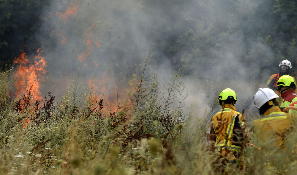 <p>Kritično je tokom dana bilo i u Kučima, na Topolovu u Danilovgradu, ali i u rejonu Petrovića i Banjanima u Nikšiću</p>  <p>"Biće međunarodne pomoći uvijek, ali mi se moramo pripremiti. Znate kako, kad nešto prođe, ne sjeća ga se niko više i to je u našoj ljudskoj prirodi”, kazao je “Vijestima” Željko Šušović iz Kopilja</p>