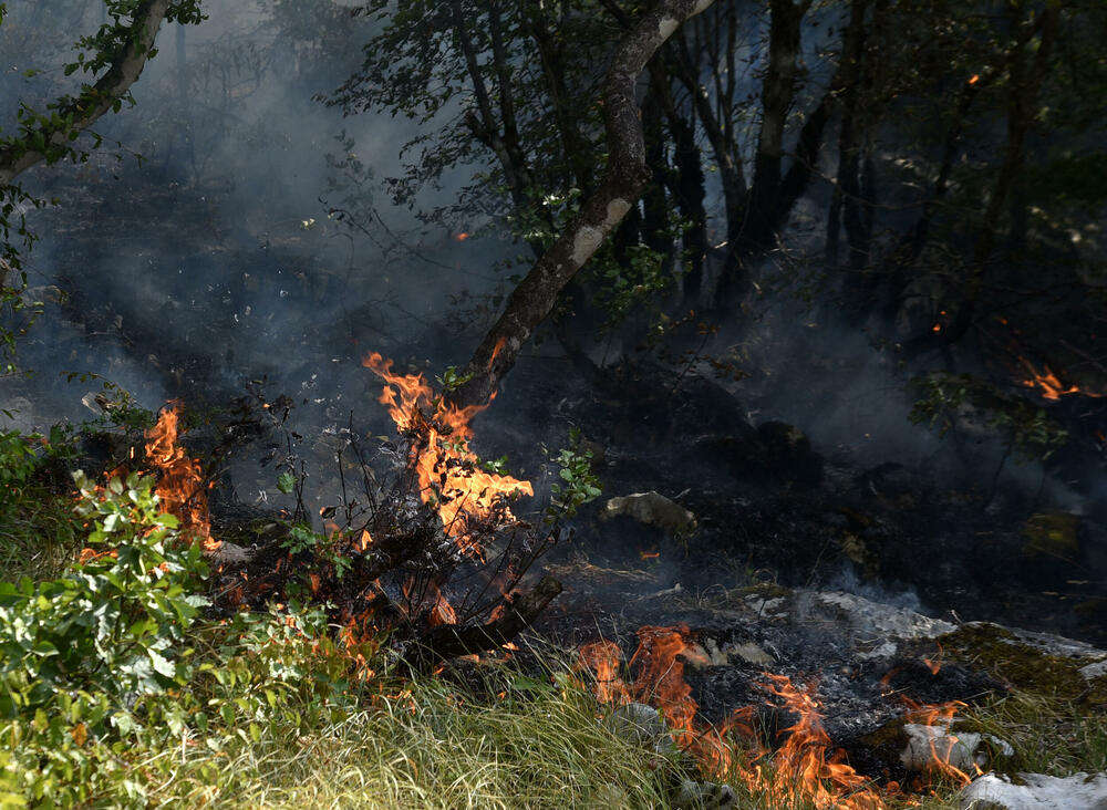 <p>Kritično je tokom dana bilo i u Kučima, na Topolovu u Danilovgradu, ali i u rejonu Petrovića i Banjanima u Nikšiću</p>  <p>"Biće međunarodne pomoći uvijek, ali mi se moramo pripremiti. Znate kako, kad nešto prođe, ne sjeća ga se niko više i to je u našoj ljudskoj prirodi”, kazao je “Vijestima” Željko Šušović iz Kopilja</p>
