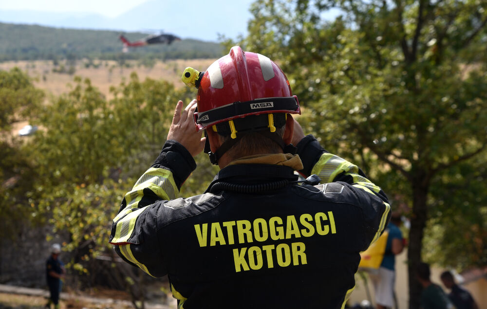 <p>Kritično je tokom dana bilo i u Kučima, na Topolovu u Danilovgradu, ali i u rejonu Petrovića i Banjanima u Nikšiću</p>  <p>"Biće međunarodne pomoći uvijek, ali mi se moramo pripremiti. Znate kako, kad nešto prođe, ne sjeća ga se niko više i to je u našoj ljudskoj prirodi”, kazao je “Vijestima” Željko Šušović iz Kopilja</p>