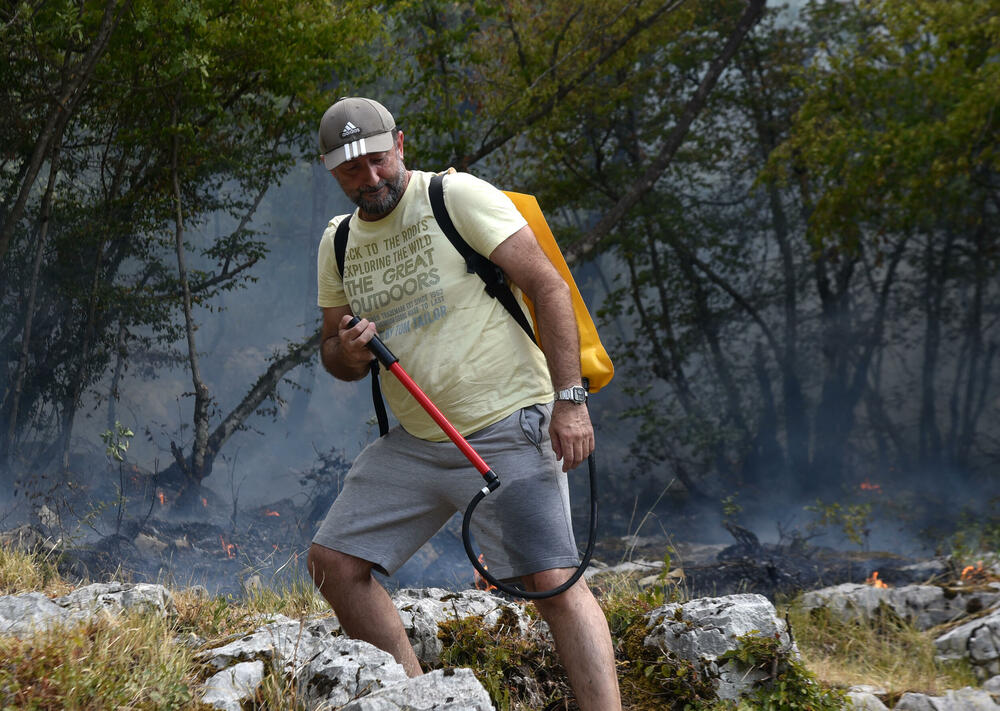 <p>Kritično je tokom dana bilo i u Kučima, na Topolovu u Danilovgradu, ali i u rejonu Petrovića i Banjanima u Nikšiću</p>  <p>"Biće međunarodne pomoći uvijek, ali mi se moramo pripremiti. Znate kako, kad nešto prođe, ne sjeća ga se niko više i to je u našoj ljudskoj prirodi”, kazao je “Vijestima” Željko Šušović iz Kopilja</p>