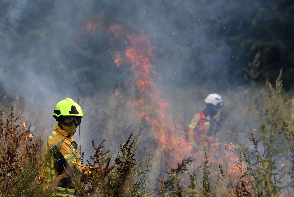 <p>Kritično je tokom dana bilo i u Kučima, na Topolovu u Danilovgradu, ali i u rejonu Petrovića i Banjanima u Nikšiću</p>  <p>"Biće međunarodne pomoći uvijek, ali mi se moramo pripremiti. Znate kako, kad nešto prođe, ne sjeća ga se niko više i to je u našoj ljudskoj prirodi”, kazao je “Vijestima” Željko Šušović iz Kopilja</p>