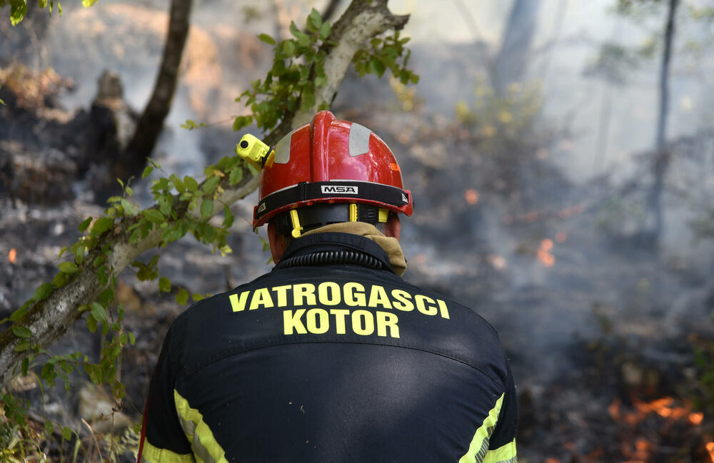 <p>Kritično je tokom dana bilo i u Kučima, na Topolovu u Danilovgradu, ali i u rejonu Petrovića i Banjanima u Nikšiću</p>  <p>"Biće međunarodne pomoći uvijek, ali mi se moramo pripremiti. Znate kako, kad nešto prođe, ne sjeća ga se niko više i to je u našoj ljudskoj prirodi”, kazao je “Vijestima” Željko Šušović iz Kopilja</p>