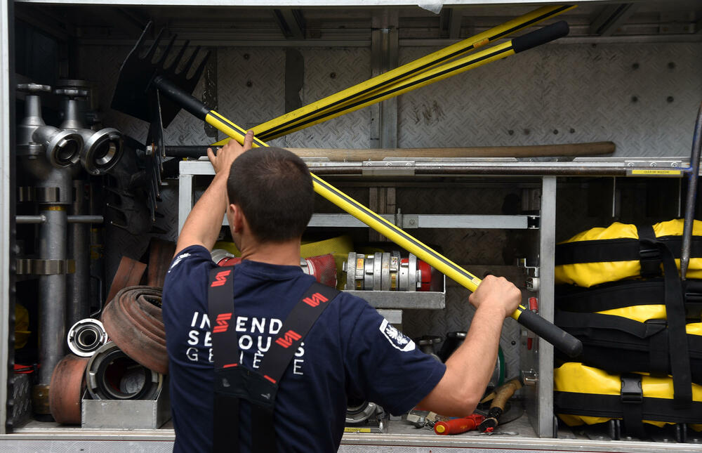 <p>Kritično je tokom dana bilo i u Kučima, na Topolovu u Danilovgradu, ali i u rejonu Petrovića i Banjanima u Nikšiću</p>  <p>"Biće međunarodne pomoći uvijek, ali mi se moramo pripremiti. Znate kako, kad nešto prođe, ne sjeća ga se niko više i to je u našoj ljudskoj prirodi”, kazao je “Vijestima” Željko Šušović iz Kopilja</p>