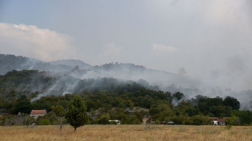 <p>Kritično je tokom dana bilo i u Kučima, na Topolovu u Danilovgradu, ali i u rejonu Petrovića i Banjanima u Nikšiću</p>  <p>"Biće međunarodne pomoći uvijek, ali mi se moramo pripremiti. Znate kako, kad nešto prođe, ne sjeća ga se niko više i to je u našoj ljudskoj prirodi”, kazao je “Vijestima” Željko Šušović iz Kopilja</p>