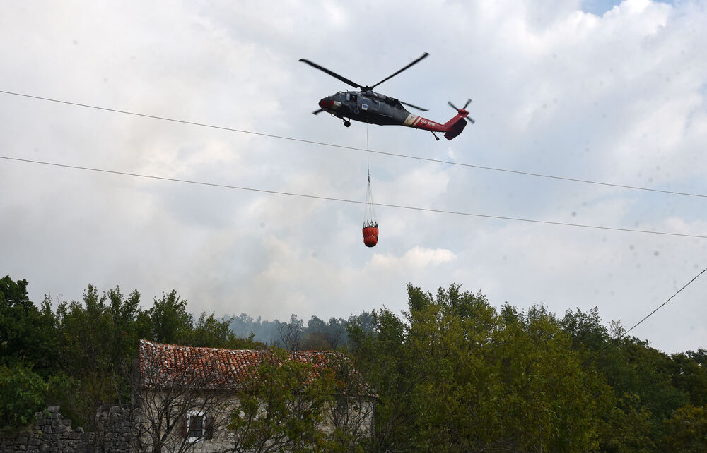<p>Kritično je tokom dana bilo i u Kučima, na Topolovu u Danilovgradu, ali i u rejonu Petrovića i Banjanima u Nikšiću</p>  <p>"Biće međunarodne pomoći uvijek, ali mi se moramo pripremiti. Znate kako, kad nešto prođe, ne sjeća ga se niko više i to je u našoj ljudskoj prirodi”, kazao je “Vijestima” Željko Šušović iz Kopilja</p>
