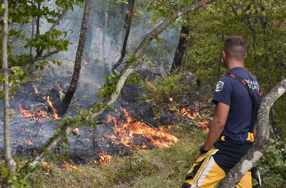 <p>Kritično je tokom dana bilo i u Kučima, na Topolovu u Danilovgradu, ali i u rejonu Petrovića i Banjanima u Nikšiću</p>  <p>"Biće međunarodne pomoći uvijek, ali mi se moramo pripremiti. Znate kako, kad nešto prođe, ne sjeća ga se niko više i to je u našoj ljudskoj prirodi”, kazao je “Vijestima” Željko Šušović iz Kopilja</p>