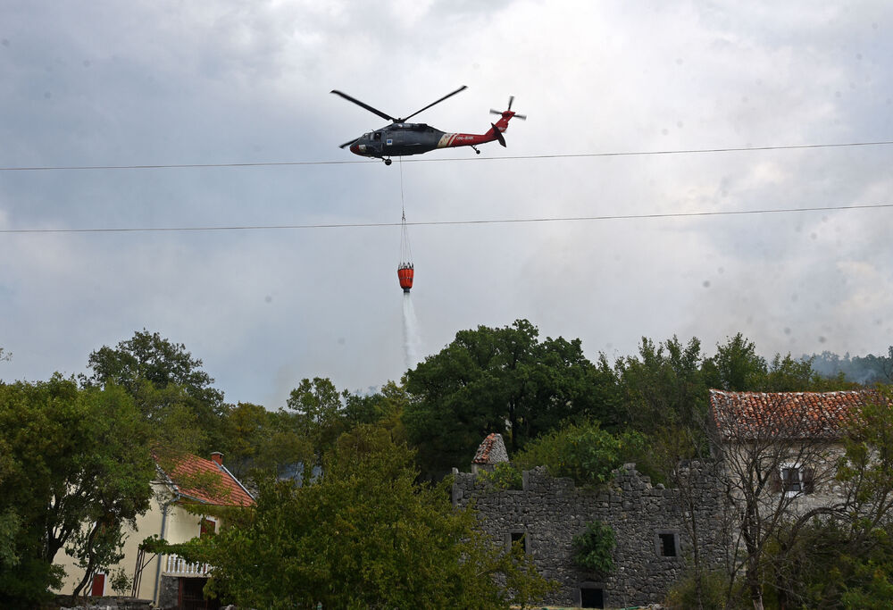 <p>Kritično je tokom dana bilo i u Kučima, na Topolovu u Danilovgradu, ali i u rejonu Petrovića i Banjanima u Nikšiću</p>  <p>"Biće međunarodne pomoći uvijek, ali mi se moramo pripremiti. Znate kako, kad nešto prođe, ne sjeća ga se niko više i to je u našoj ljudskoj prirodi”, kazao je “Vijestima” Željko Šušović iz Kopilja</p>