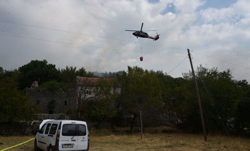 <p>Kritično je tokom dana bilo i u Kučima, na Topolovu u Danilovgradu, ali i u rejonu Petrovića i Banjanima u Nikšiću</p>  <p>"Biće međunarodne pomoći uvijek, ali mi se moramo pripremiti. Znate kako, kad nešto prođe, ne sjeća ga se niko više i to je u našoj ljudskoj prirodi”, kazao je “Vijestima” Željko Šušović iz Kopilja</p>