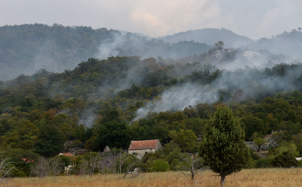<p>Kritično je tokom dana bilo i u Kučima, na Topolovu u Danilovgradu, ali i u rejonu Petrovića i Banjanima u Nikšiću</p>  <p>"Biće međunarodne pomoći uvijek, ali mi se moramo pripremiti. Znate kako, kad nešto prođe, ne sjeća ga se niko više i to je u našoj ljudskoj prirodi”, kazao je “Vijestima” Željko Šušović iz Kopilja</p>
