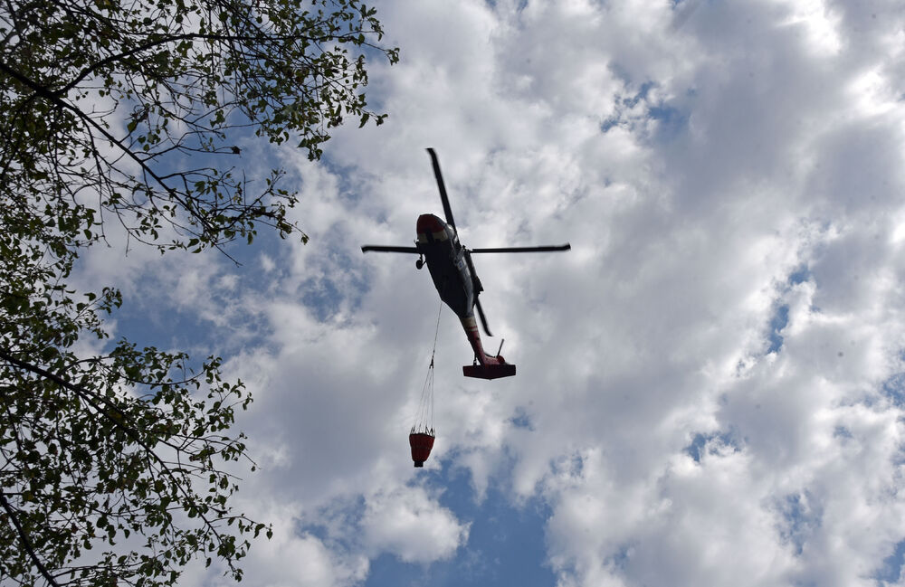 <p>Kritično je tokom dana bilo i u Kučima, na Topolovu u Danilovgradu, ali i u rejonu Petrovića i Banjanima u Nikšiću</p>  <p>"Biće međunarodne pomoći uvijek, ali mi se moramo pripremiti. Znate kako, kad nešto prođe, ne sjeća ga se niko više i to je u našoj ljudskoj prirodi”, kazao je “Vijestima” Željko Šušović iz Kopilja</p>