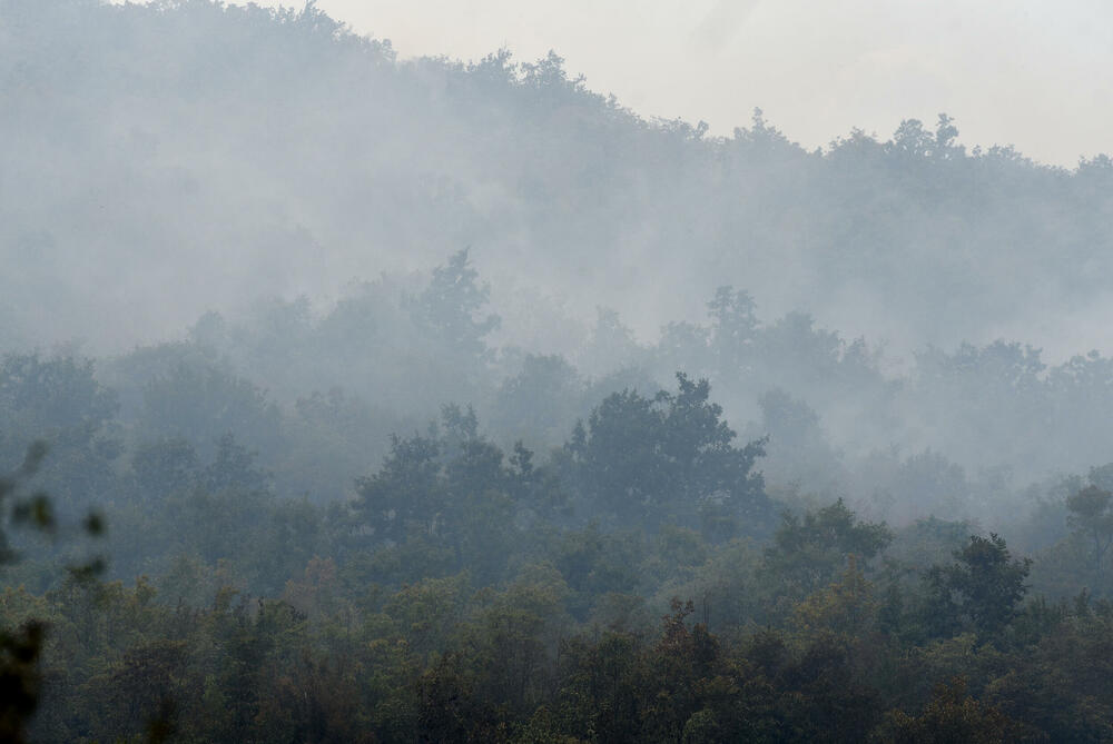 <p>Kritično je tokom dana bilo i u Kučima, na Topolovu u Danilovgradu, ali i u rejonu Petrovića i Banjanima u Nikšiću</p>  <p>"Biće međunarodne pomoći uvijek, ali mi se moramo pripremiti. Znate kako, kad nešto prođe, ne sjeća ga se niko više i to je u našoj ljudskoj prirodi”, kazao je “Vijestima” Željko Šušović iz Kopilja</p>