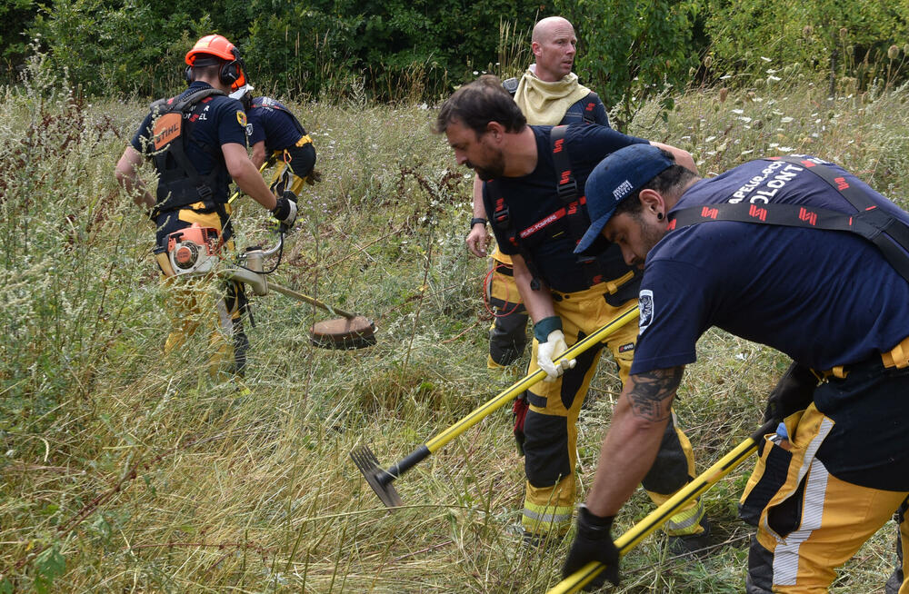 <p>Kritično je tokom dana bilo i u Kučima, na Topolovu u Danilovgradu, ali i u rejonu Petrovića i Banjanima u Nikšiću</p>  <p>"Biće međunarodne pomoći uvijek, ali mi se moramo pripremiti. Znate kako, kad nešto prođe, ne sjeća ga se niko više i to je u našoj ljudskoj prirodi”, kazao je “Vijestima” Željko Šušović iz Kopilja</p>