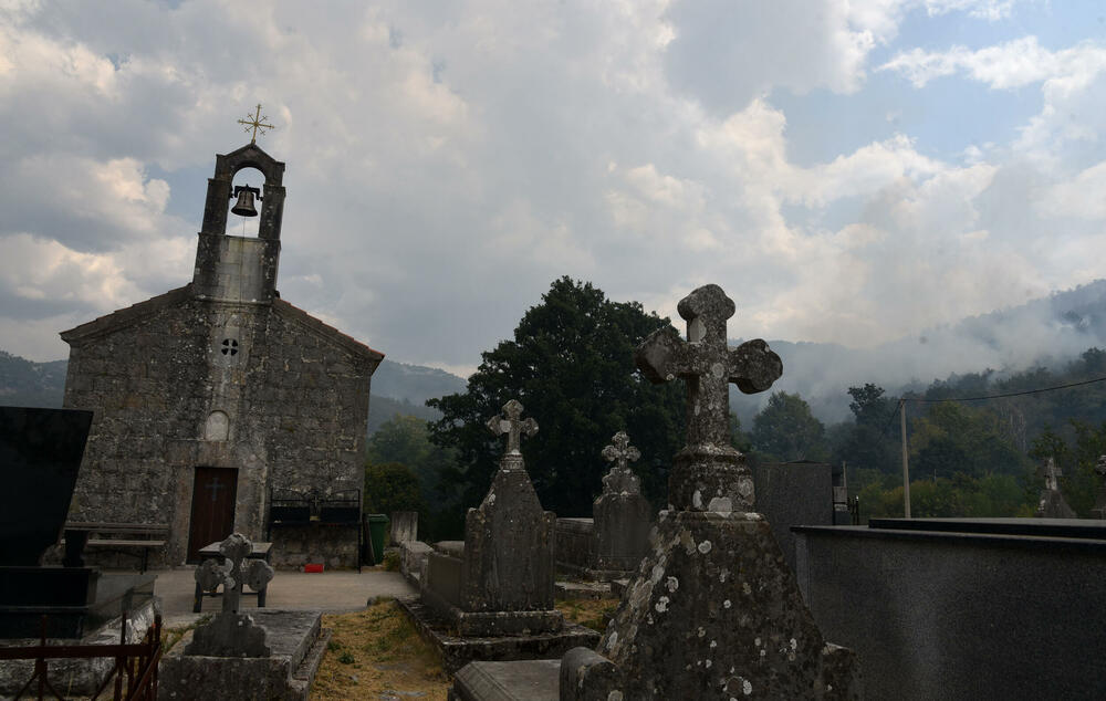 <p>Kritično je tokom dana bilo i u Kučima, na Topolovu u Danilovgradu, ali i u rejonu Petrovića i Banjanima u Nikšiću</p>  <p>"Biće međunarodne pomoći uvijek, ali mi se moramo pripremiti. Znate kako, kad nešto prođe, ne sjeća ga se niko više i to je u našoj ljudskoj prirodi”, kazao je “Vijestima” Željko Šušović iz Kopilja</p>