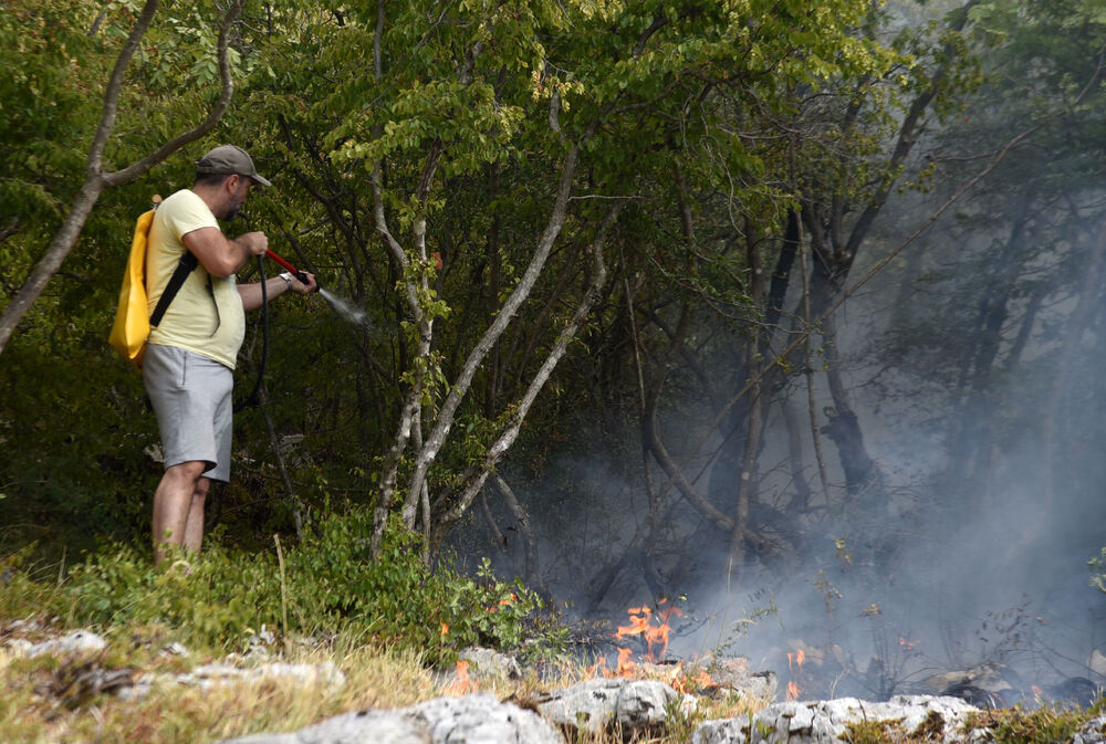 <p>Kritično je tokom dana bilo i u Kučima, na Topolovu u Danilovgradu, ali i u rejonu Petrovića i Banjanima u Nikšiću</p>  <p>"Biće međunarodne pomoći uvijek, ali mi se moramo pripremiti. Znate kako, kad nešto prođe, ne sjeća ga se niko više i to je u našoj ljudskoj prirodi”, kazao je “Vijestima” Željko Šušović iz Kopilja</p>