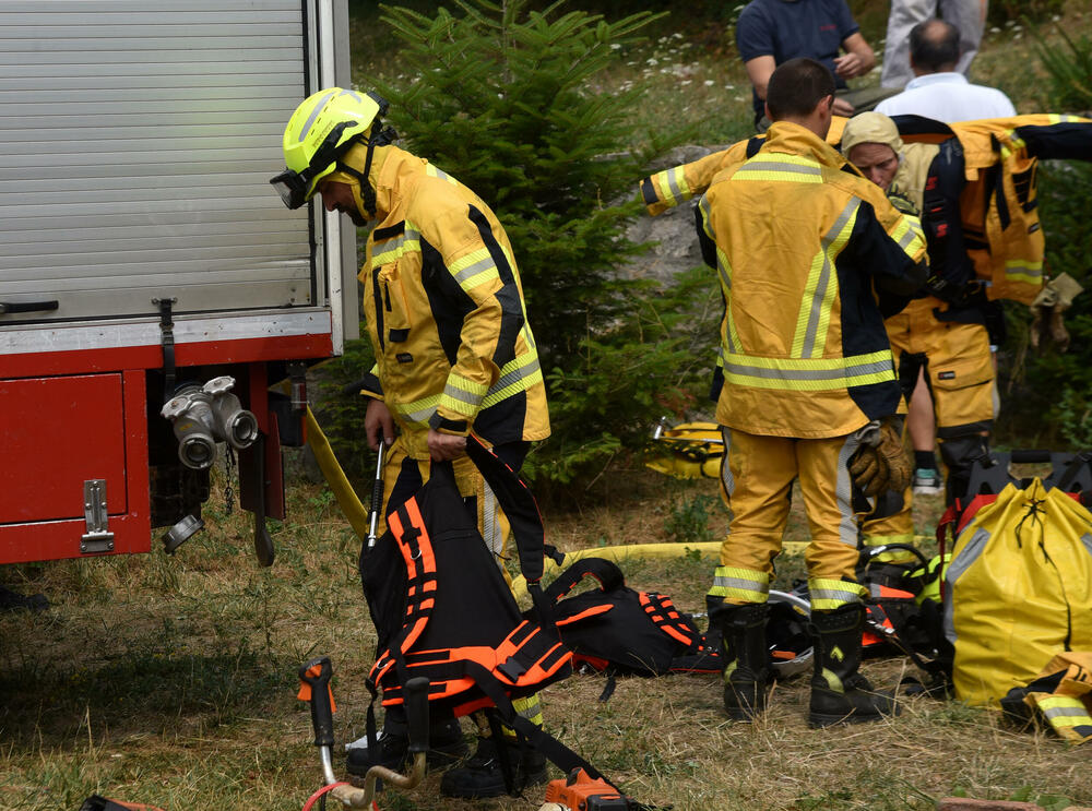 <p>Kritično je tokom dana bilo i u Kučima, na Topolovu u Danilovgradu, ali i u rejonu Petrovića i Banjanima u Nikšiću</p>  <p>"Biće međunarodne pomoći uvijek, ali mi se moramo pripremiti. Znate kako, kad nešto prođe, ne sjeća ga se niko više i to je u našoj ljudskoj prirodi”, kazao je “Vijestima” Željko Šušović iz Kopilja</p>