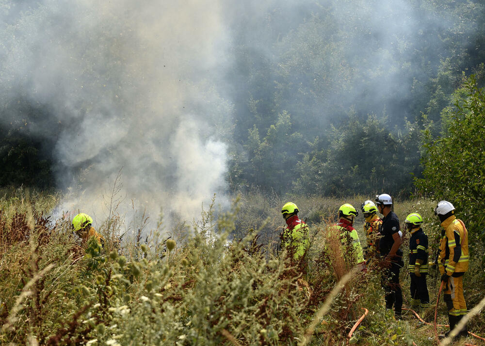 <p>Kritično je tokom dana bilo i u Kučima, na Topolovu u Danilovgradu, ali i u rejonu Petrovića i Banjanima u Nikšiću</p>  <p>"Biće međunarodne pomoći uvijek, ali mi se moramo pripremiti. Znate kako, kad nešto prođe, ne sjeća ga se niko više i to je u našoj ljudskoj prirodi”, kazao je “Vijestima” Željko Šušović iz Kopilja</p>