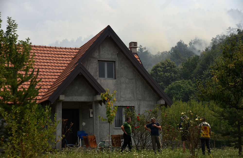 <p>Kritično je tokom dana bilo i u Kučima, na Topolovu u Danilovgradu, ali i u rejonu Petrovića i Banjanima u Nikšiću</p>  <p>"Biće međunarodne pomoći uvijek, ali mi se moramo pripremiti. Znate kako, kad nešto prođe, ne sjeća ga se niko više i to je u našoj ljudskoj prirodi”, kazao je “Vijestima” Željko Šušović iz Kopilja</p>