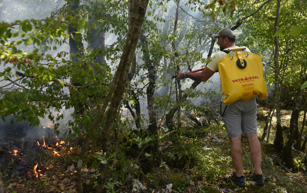 <p>Kritično je tokom dana bilo i u Kučima, na Topolovu u Danilovgradu, ali i u rejonu Petrovića i Banjanima u Nikšiću</p>  <p>"Biće međunarodne pomoći uvijek, ali mi se moramo pripremiti. Znate kako, kad nešto prođe, ne sjeća ga se niko više i to je u našoj ljudskoj prirodi”, kazao je “Vijestima” Željko Šušović iz Kopilja</p>