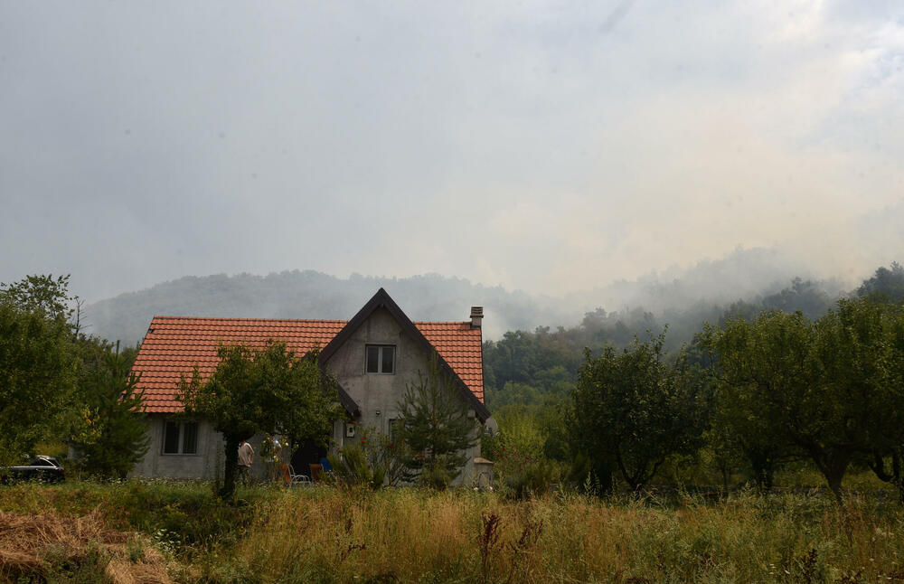 <p>Kritično je tokom dana bilo i u Kučima, na Topolovu u Danilovgradu, ali i u rejonu Petrovića i Banjanima u Nikšiću</p>  <p>"Biće međunarodne pomoći uvijek, ali mi se moramo pripremiti. Znate kako, kad nešto prođe, ne sjeća ga se niko više i to je u našoj ljudskoj prirodi”, kazao je “Vijestima” Željko Šušović iz Kopilja</p>