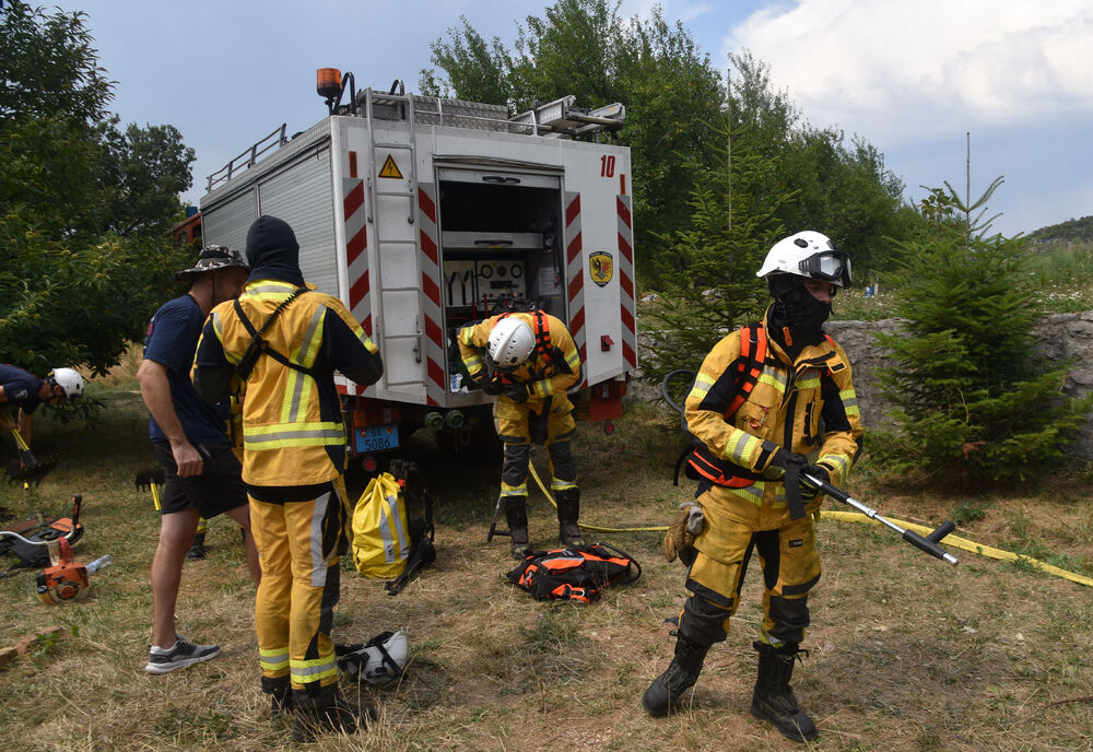 <p>Kritično je tokom dana bilo i u Kučima, na Topolovu u Danilovgradu, ali i u rejonu Petrovića i Banjanima u Nikšiću</p>  <p>"Biće međunarodne pomoći uvijek, ali mi se moramo pripremiti. Znate kako, kad nešto prođe, ne sjeća ga se niko više i to je u našoj ljudskoj prirodi”, kazao je “Vijestima” Željko Šušović iz Kopilja</p>