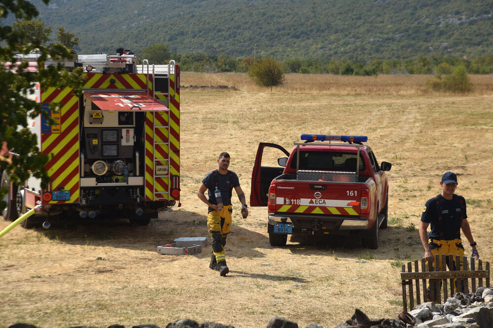 <p>Kritično je tokom dana bilo i u Kučima, na Topolovu u Danilovgradu, ali i u rejonu Petrovića i Banjanima u Nikšiću</p>  <p>"Biće međunarodne pomoći uvijek, ali mi se moramo pripremiti. Znate kako, kad nešto prođe, ne sjeća ga se niko više i to je u našoj ljudskoj prirodi”, kazao je “Vijestima” Željko Šušović iz Kopilja</p>