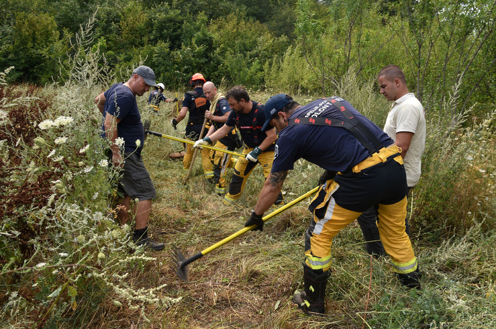 <p>Kritično je tokom dana bilo i u Kučima, na Topolovu u Danilovgradu, ali i u rejonu Petrovića i Banjanima u Nikšiću</p>  <p>"Biće međunarodne pomoći uvijek, ali mi se moramo pripremiti. Znate kako, kad nešto prođe, ne sjeća ga se niko više i to je u našoj ljudskoj prirodi”, kazao je “Vijestima” Željko Šušović iz Kopilja</p>