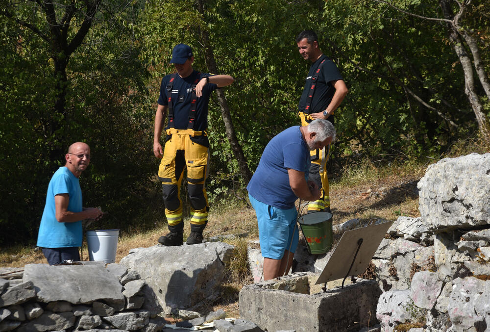 <p>Kritično je tokom dana bilo i u Kučima, na Topolovu u Danilovgradu, ali i u rejonu Petrovića i Banjanima u Nikšiću</p>  <p>"Biće međunarodne pomoći uvijek, ali mi se moramo pripremiti. Znate kako, kad nešto prođe, ne sjeća ga se niko više i to je u našoj ljudskoj prirodi”, kazao je “Vijestima” Željko Šušović iz Kopilja</p>