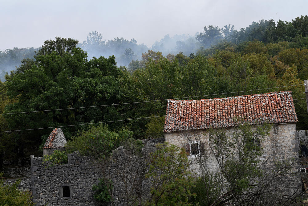 <p>Kritično je tokom dana bilo i u Kučima, na Topolovu u Danilovgradu, ali i u rejonu Petrovića i Banjanima u Nikšiću</p>  <p>"Biće međunarodne pomoći uvijek, ali mi se moramo pripremiti. Znate kako, kad nešto prođe, ne sjeća ga se niko više i to je u našoj ljudskoj prirodi”, kazao je “Vijestima” Željko Šušović iz Kopilja</p>