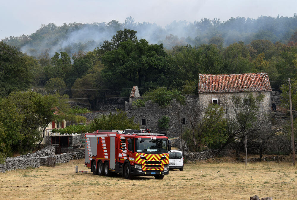 <p>Kritično je tokom dana bilo i u Kučima, na Topolovu u Danilovgradu, ali i u rejonu Petrovića i Banjanima u Nikšiću</p>  <p>"Biće međunarodne pomoći uvijek, ali mi se moramo pripremiti. Znate kako, kad nešto prođe, ne sjeća ga se niko više i to je u našoj ljudskoj prirodi”, kazao je “Vijestima” Željko Šušović iz Kopilja</p>