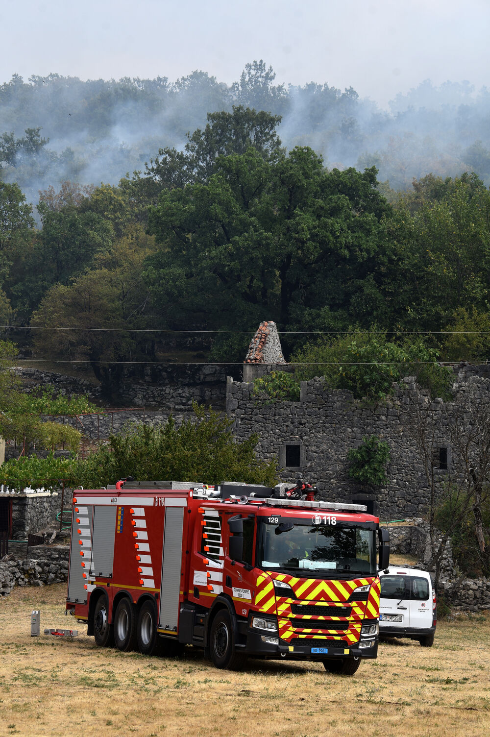 <p>Kritično je tokom dana bilo i u Kučima, na Topolovu u Danilovgradu, ali i u rejonu Petrovića i Banjanima u Nikšiću</p>  <p>"Biće međunarodne pomoći uvijek, ali mi se moramo pripremiti. Znate kako, kad nešto prođe, ne sjeća ga se niko više i to je u našoj ljudskoj prirodi”, kazao je “Vijestima” Željko Šušović iz Kopilja</p>