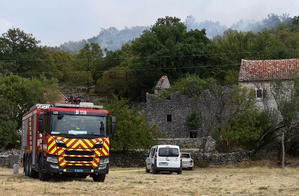 <p>Kritično je tokom dana bilo i u Kučima, na Topolovu u Danilovgradu, ali i u rejonu Petrovića i Banjanima u Nikšiću</p>  <p>"Biće međunarodne pomoći uvijek, ali mi se moramo pripremiti. Znate kako, kad nešto prođe, ne sjeća ga se niko više i to je u našoj ljudskoj prirodi”, kazao je “Vijestima” Željko Šušović iz Kopilja</p>