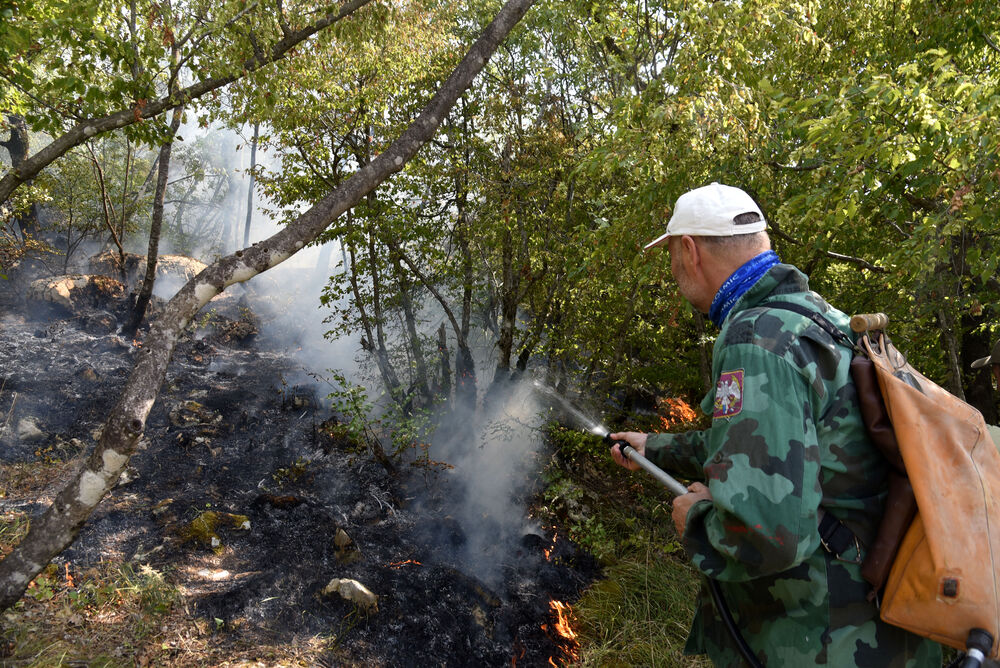 <p>Kritično je tokom dana bilo i u Kučima, na Topolovu u Danilovgradu, ali i u rejonu Petrovića i Banjanima u Nikšiću</p>  <p>"Biće međunarodne pomoći uvijek, ali mi se moramo pripremiti. Znate kako, kad nešto prođe, ne sjeća ga se niko više i to je u našoj ljudskoj prirodi”, kazao je “Vijestima” Željko Šušović iz Kopilja</p>