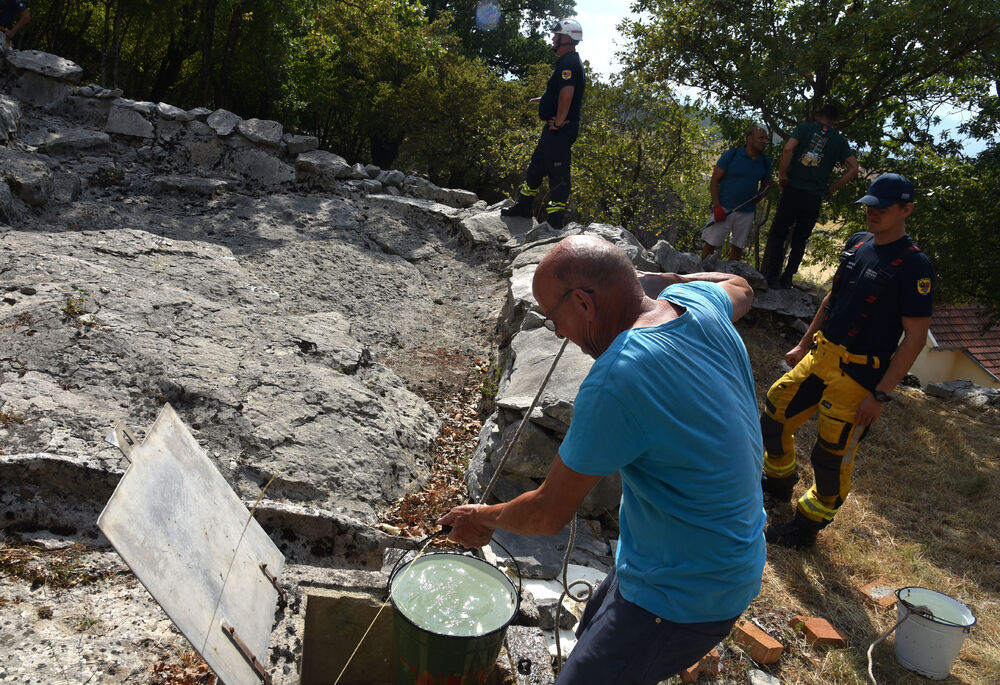 <p>Kritično je tokom dana bilo i u Kučima, na Topolovu u Danilovgradu, ali i u rejonu Petrovića i Banjanima u Nikšiću</p>  <p>"Biće međunarodne pomoći uvijek, ali mi se moramo pripremiti. Znate kako, kad nešto prođe, ne sjeća ga se niko više i to je u našoj ljudskoj prirodi”, kazao je “Vijestima” Željko Šušović iz Kopilja</p>