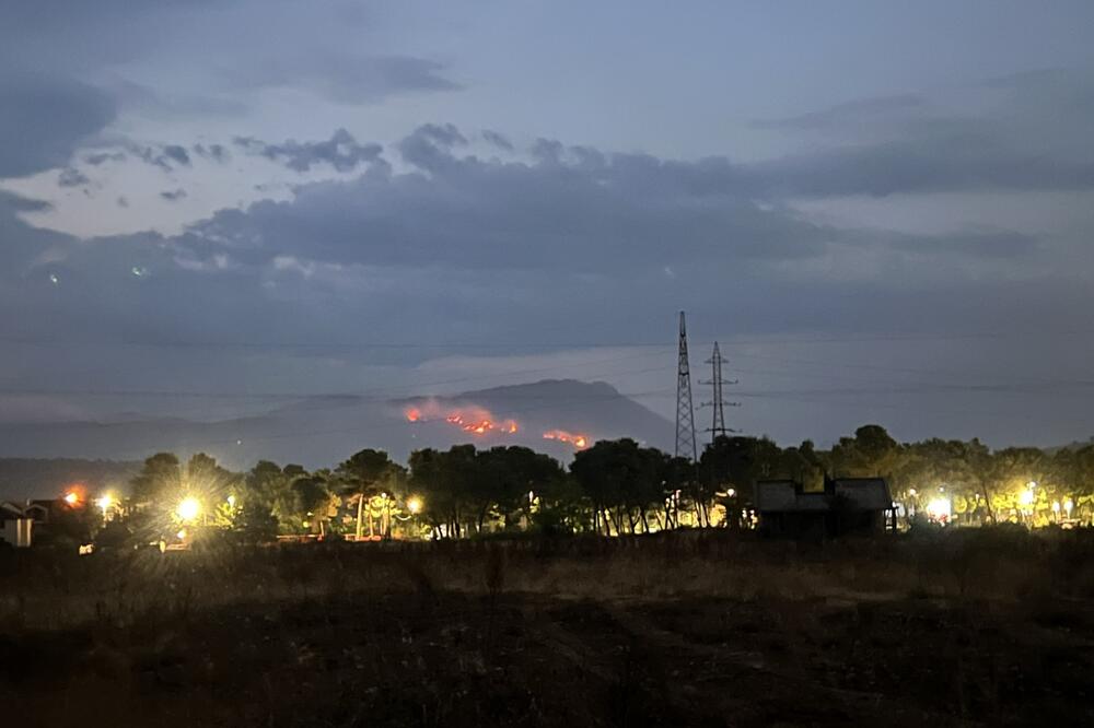 Vatrena linija se proteže u dužini od više od 10 kilometara, kažu mještani, Foto: Kosta Bošković