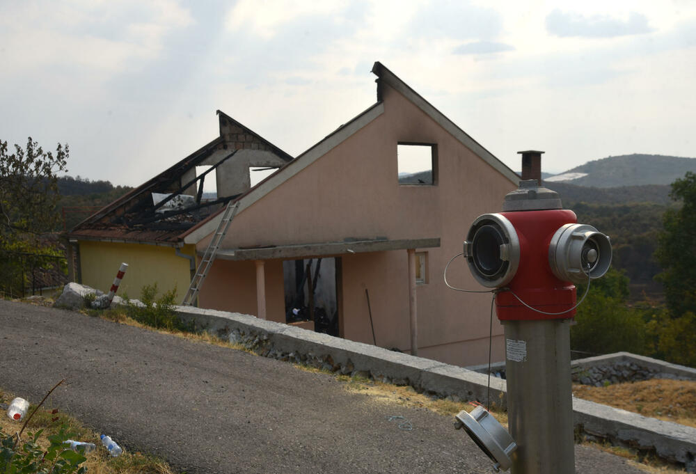 <p>“Ovo su naši pradjedovi radili, ova imanja i sela krvavo su stečena”, svjedoči Jonus Purović iz Mjegotina</p>  <p>“Nema tog novca koji može da nadoknadi štetu koja je ovdje načinjena”, govori s mukom Ratko Đukić, mještanin Pipera</p>  <p>“Ne možemo svake godine živjeti s istim strahom”, ogorčen je Miodrag Laković iz Kuča</p>