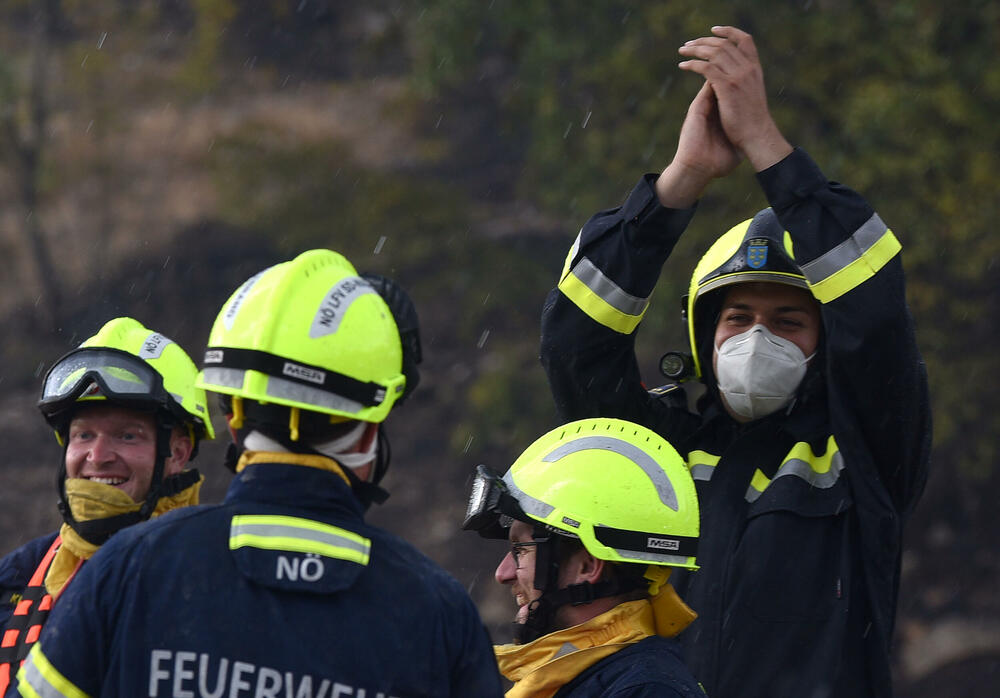 <p>Kiša je juče bila i pomoć i spas za umorne crnogorske vatrogasce-spasioce, njihove kolege na kopnu iz Austrije i Švajcarske, pripadnike Vojske Crne Gore, mještane, posade Crne Gore, Srbije, Bosne i Hercegovine i Češke</p>  <p>Tokom dana stanje sa požarima je stabilizovano, a sinoć su bili aktivni požari na Topolovu u Danilovgradu i Petrovićima u Nikšiću, ali su vatrogasci držali pod kontrolom te lokacije</p>