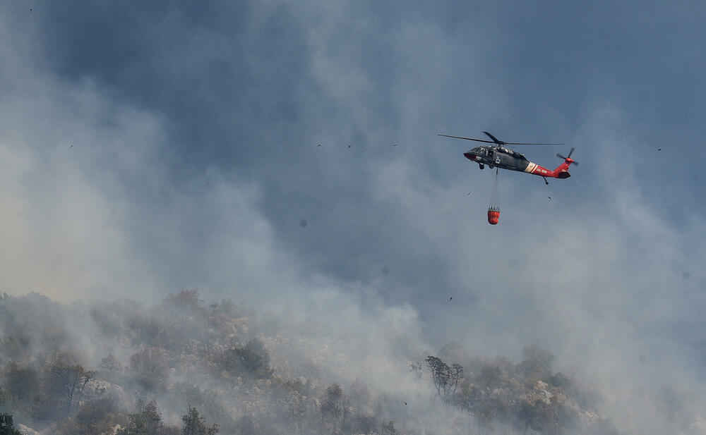 <p>Kiša je juče bila i pomoć i spas za umorne crnogorske vatrogasce-spasioce, njihove kolege na kopnu iz Austrije i Švajcarske, pripadnike Vojske Crne Gore, mještane, posade Crne Gore, Srbije, Bosne i Hercegovine i Češke</p>  <p>Tokom dana stanje sa požarima je stabilizovano, a sinoć su bili aktivni požari na Topolovu u Danilovgradu i Petrovićima u Nikšiću, ali su vatrogasci držali pod kontrolom te lokacije</p>