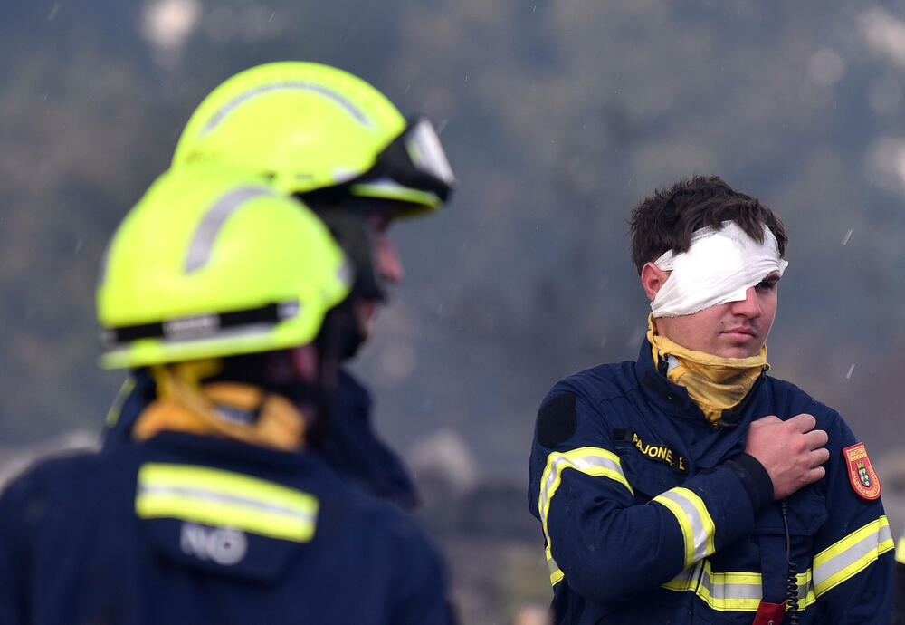 <p>Kiša je juče bila i pomoć i spas za umorne crnogorske vatrogasce-spasioce, njihove kolege na kopnu iz Austrije i Švajcarske, pripadnike Vojske Crne Gore, mještane, posade Crne Gore, Srbije, Bosne i Hercegovine i Češke</p>  <p>Tokom dana stanje sa požarima je stabilizovano, a sinoć su bili aktivni požari na Topolovu u Danilovgradu i Petrovićima u Nikšiću, ali su vatrogasci držali pod kontrolom te lokacije</p>
