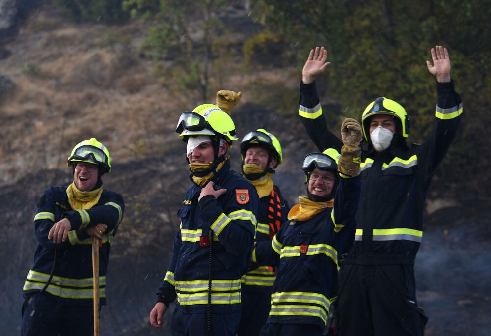 <p>Kiša je juče bila i pomoć i spas za umorne crnogorske vatrogasce-spasioce, njihove kolege na kopnu iz Austrije i Švajcarske, pripadnike Vojske Crne Gore, mještane, posade Crne Gore, Srbije, Bosne i Hercegovine i Češke</p>  <p>Tokom dana stanje sa požarima je stabilizovano, a sinoć su bili aktivni požari na Topolovu u Danilovgradu i Petrovićima u Nikšiću, ali su vatrogasci držali pod kontrolom te lokacije</p>