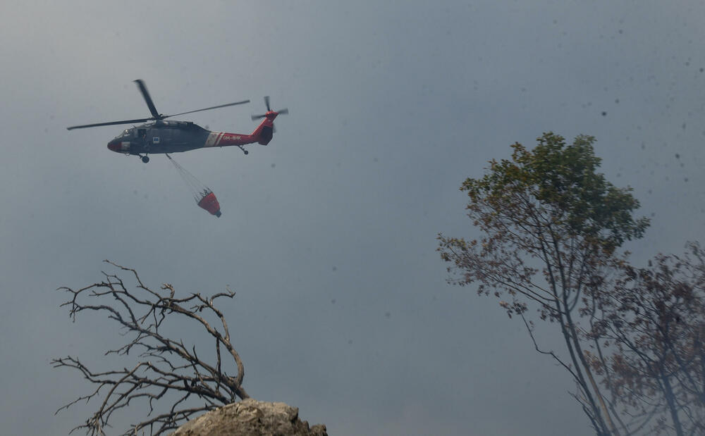 <p>Kiša je juče bila i pomoć i spas za umorne crnogorske vatrogasce-spasioce, njihove kolege na kopnu iz Austrije i Švajcarske, pripadnike Vojske Crne Gore, mještane, posade Crne Gore, Srbije, Bosne i Hercegovine i Češke</p>  <p>Tokom dana stanje sa požarima je stabilizovano, a sinoć su bili aktivni požari na Topolovu u Danilovgradu i Petrovićima u Nikšiću, ali su vatrogasci držali pod kontrolom te lokacije</p>