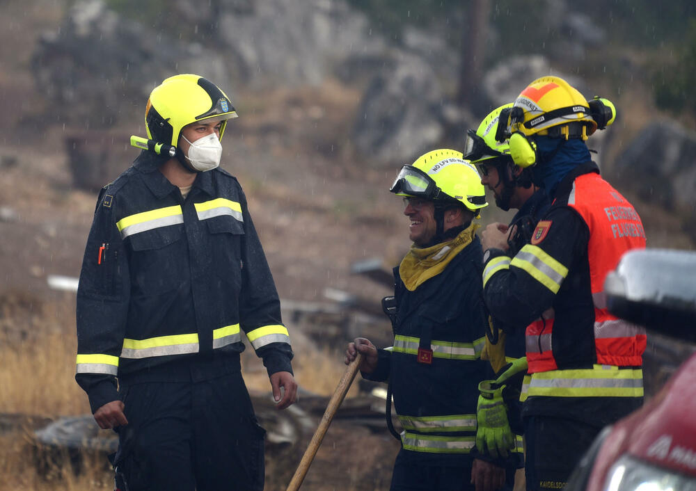 <p>Kiša je juče bila i pomoć i spas za umorne crnogorske vatrogasce-spasioce, njihove kolege na kopnu iz Austrije i Švajcarske, pripadnike Vojske Crne Gore, mještane, posade Crne Gore, Srbije, Bosne i Hercegovine i Češke</p>  <p>Tokom dana stanje sa požarima je stabilizovano, a sinoć su bili aktivni požari na Topolovu u Danilovgradu i Petrovićima u Nikšiću, ali su vatrogasci držali pod kontrolom te lokacije</p>