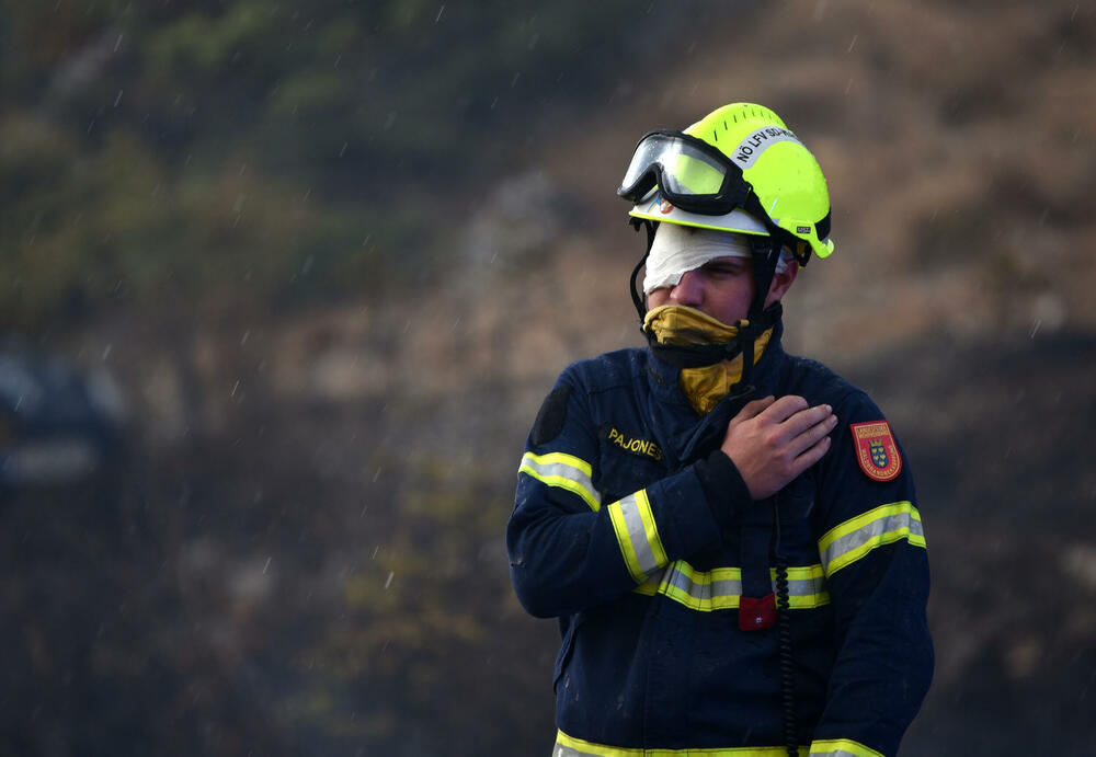 <p>Kiša je juče bila i pomoć i spas za umorne crnogorske vatrogasce-spasioce, njihove kolege na kopnu iz Austrije i Švajcarske, pripadnike Vojske Crne Gore, mještane, posade Crne Gore, Srbije, Bosne i Hercegovine i Češke</p>  <p>Tokom dana stanje sa požarima je stabilizovano, a sinoć su bili aktivni požari na Topolovu u Danilovgradu i Petrovićima u Nikšiću, ali su vatrogasci držali pod kontrolom te lokacije</p>