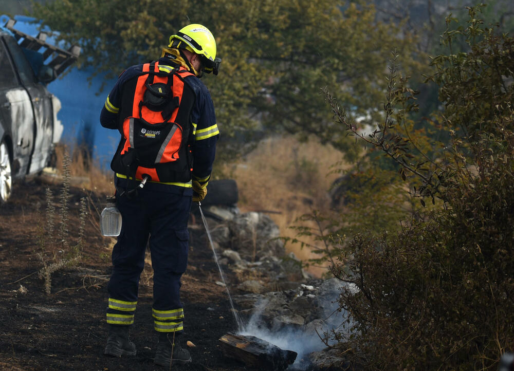<p>Kiša je juče bila i pomoć i spas za umorne crnogorske vatrogasce-spasioce, njihove kolege na kopnu iz Austrije i Švajcarske, pripadnike Vojske Crne Gore, mještane, posade Crne Gore, Srbije, Bosne i Hercegovine i Češke</p>  <p>Tokom dana stanje sa požarima je stabilizovano, a sinoć su bili aktivni požari na Topolovu u Danilovgradu i Petrovićima u Nikšiću, ali su vatrogasci držali pod kontrolom te lokacije</p>