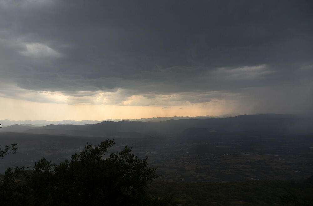 <p>Kiša je juče bila i pomoć i spas za umorne crnogorske vatrogasce-spasioce, njihove kolege na kopnu iz Austrije i Švajcarske, pripadnike Vojske Crne Gore, mještane, posade Crne Gore, Srbije, Bosne i Hercegovine i Češke</p>  <p>Tokom dana stanje sa požarima je stabilizovano, a sinoć su bili aktivni požari na Topolovu u Danilovgradu i Petrovićima u Nikšiću, ali su vatrogasci držali pod kontrolom te lokacije</p>